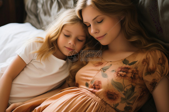 孕妇与她的孩子在床上休息图片