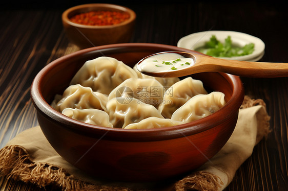 餐桌上的面食饺子图片