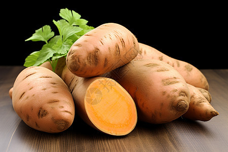 桌面上健康的红薯图片