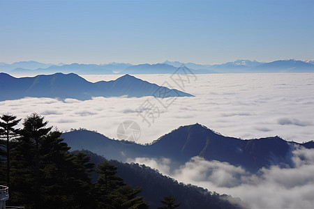 日出迷雾笼罩的山间景观图片