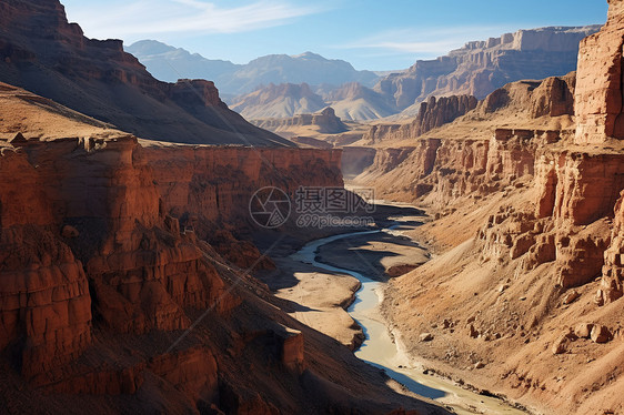 河流穿过沙漠地带的峡谷图片