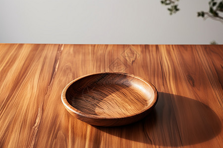 木桌上的木质餐盘图片