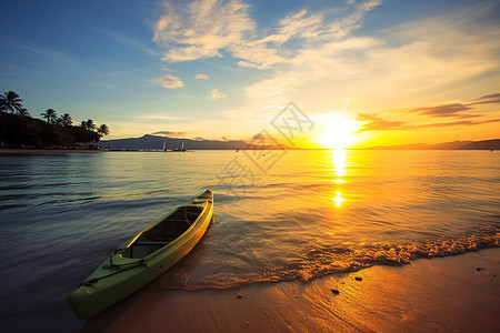 夏日海岛沙滩的独木舟图片