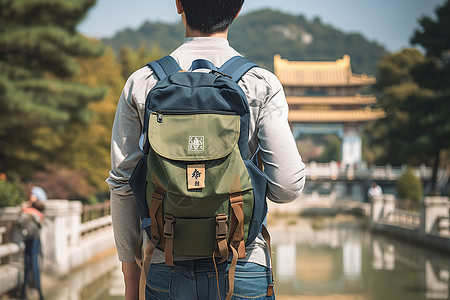 街头背着双肩包的男子背景图片