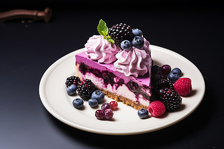 甜品店的蓝莓奶油蛋糕图片