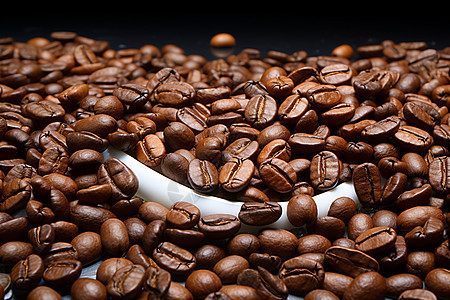 新鲜烘焙的咖啡豆图片