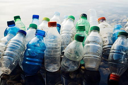 海滩上的空塑料瓶高清图片