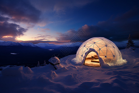 雪山上的小帐篷图片