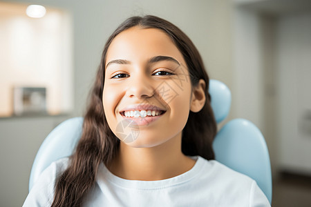 一个女孩开心地坐在牙医椅上图片