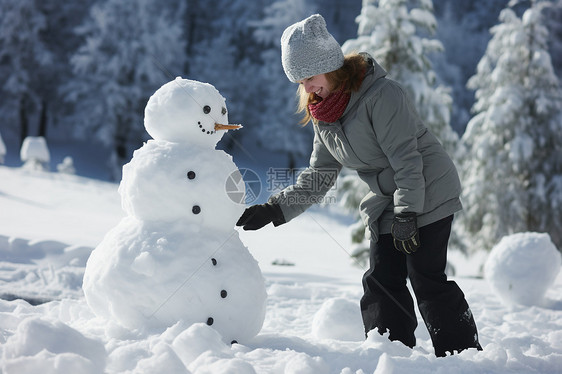 女士堆雪人图片