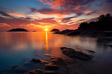 夕阳映照下的岛屿图片