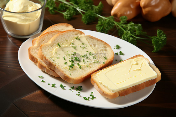 餐盘上的黄油面包图片