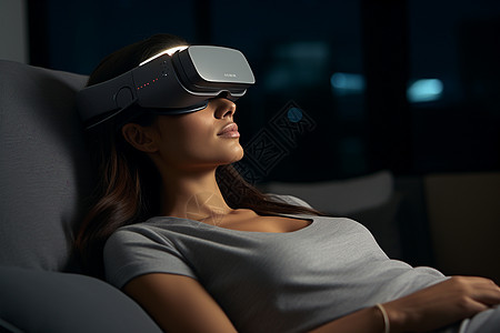 女子戴着VR装置睡着图片
