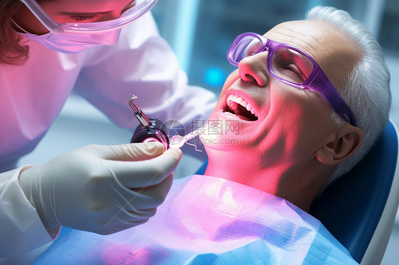 牙医检查患者牙齿图片