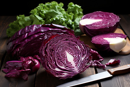 美味健康的食材切片，紫红色的洋卷心菜和在木质餐桌上。图片
