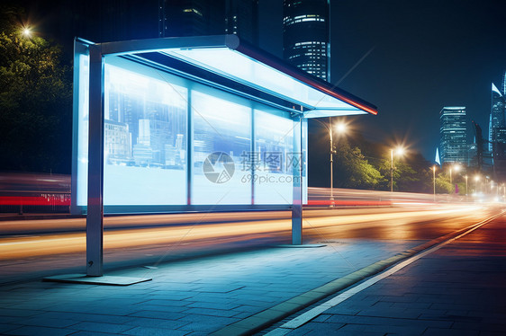 城市夜景中的公交站广告牌图片