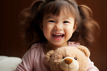 快乐的女孩与小熊玩耍图片