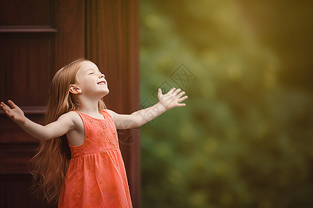 夏季户外拥抱自由的小女孩图片