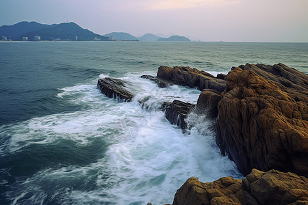 浪花拍著岩石图片