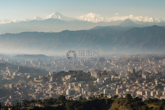 山脚下的城市风光图片