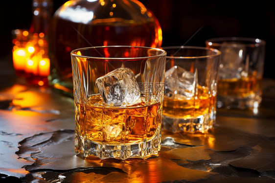 冰酷杯中的威士忌图片