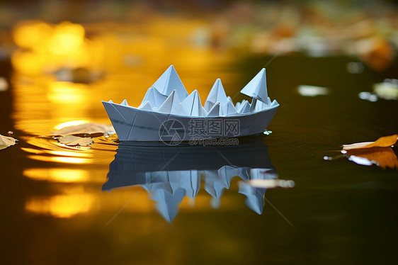 湖面上的手工折叠纸船图片