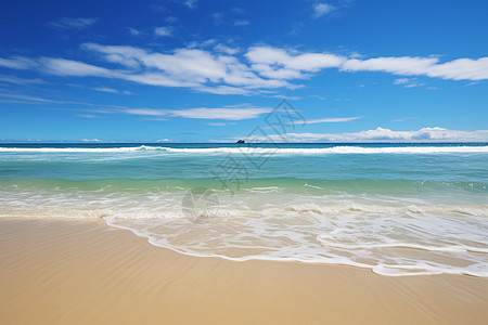 海浪涌入的沙滩背景图片