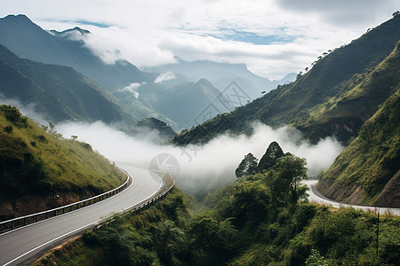 山脉中的道路和云雾背景图片