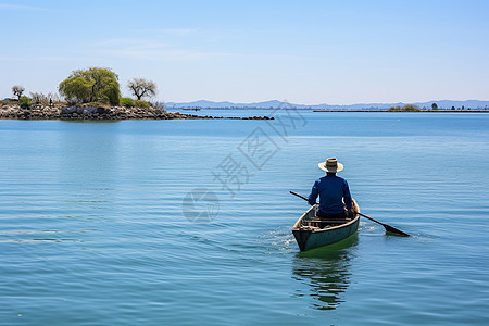 湖上划船的人图片