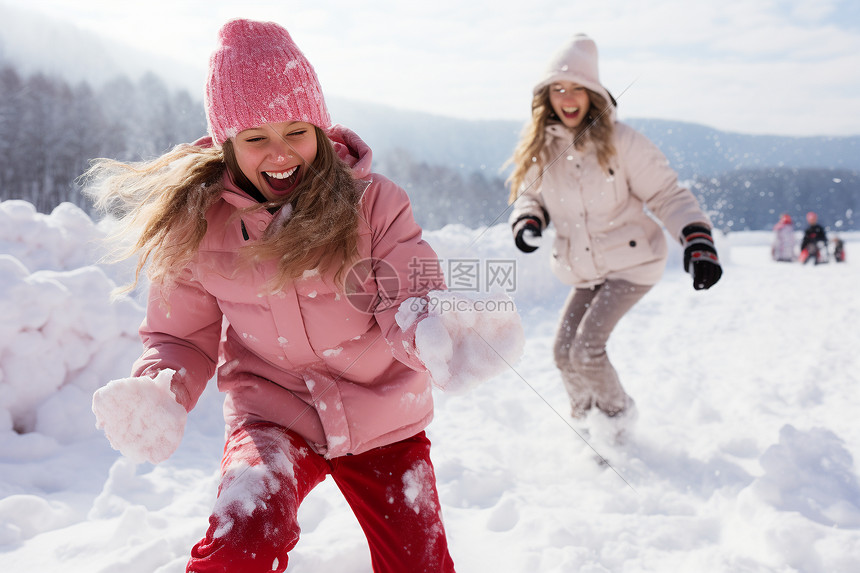 两个女孩在雪地里玩雪球图片