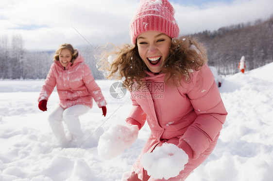 冬季户外玩雪的女子图片