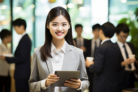 手持平板的女士图片