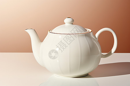桌子上的白色茶壶图片