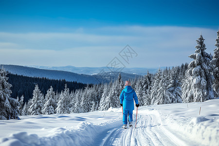 冰雪山间的滑雪之旅图片