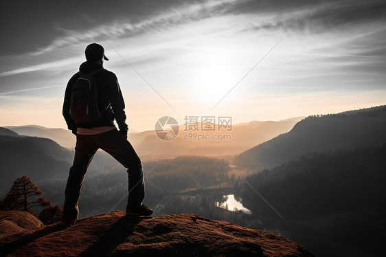 站在山顶上的登山者图片