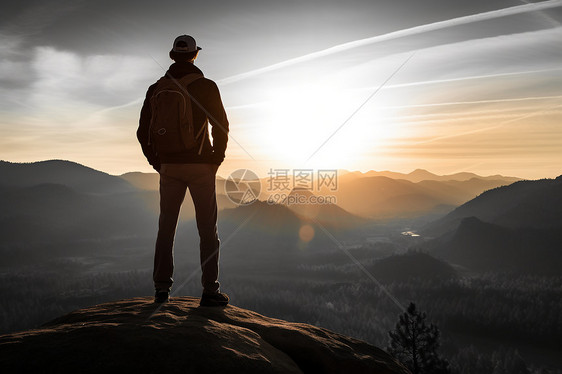 清晨山顶的登山者图片