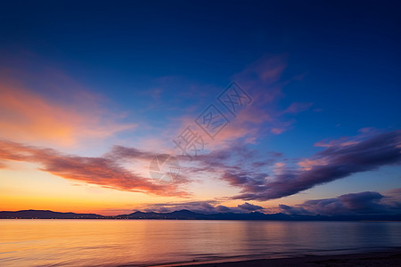 夏季日落海洋的美丽景观背景图片