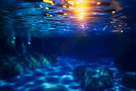 倒映在水面的夕阳背景图片