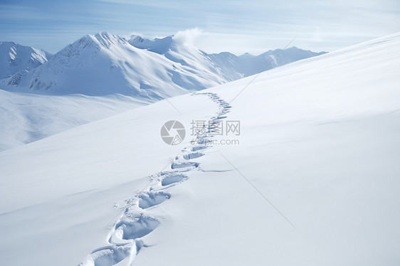 积雪上的脚印图片