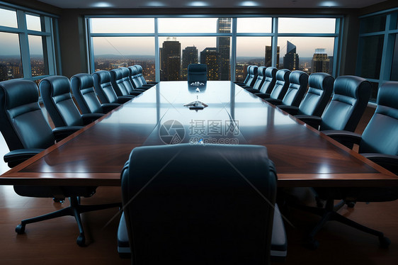 大桌子与椅子的会议室图片