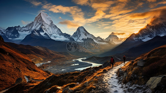 积雪小路上登山的男人图片