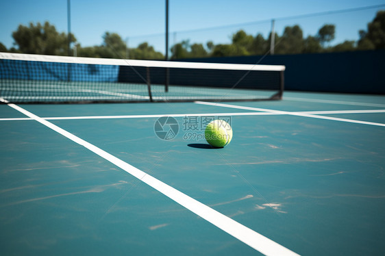 网球场地上的网球图片