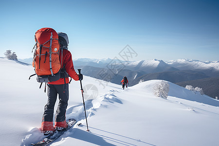 雪山山顶的探险者图片