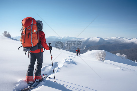 雪山山顶的探险者图片