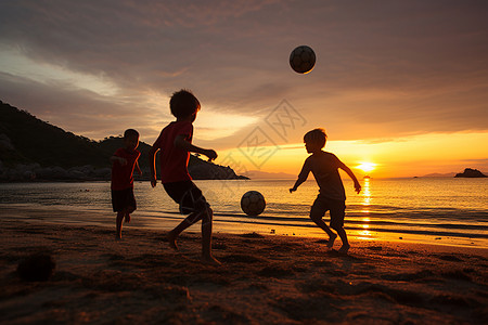 海滩上踢球的孩子图片