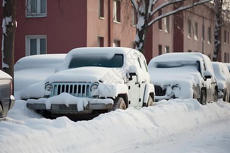 雪堆里的汽车图片