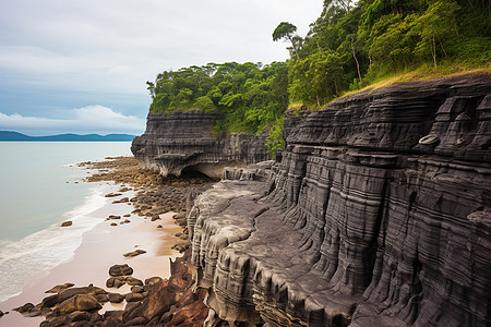 海岸边的岩石悬崖图片
