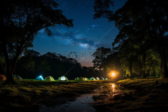 夜晚的露营旅行图片