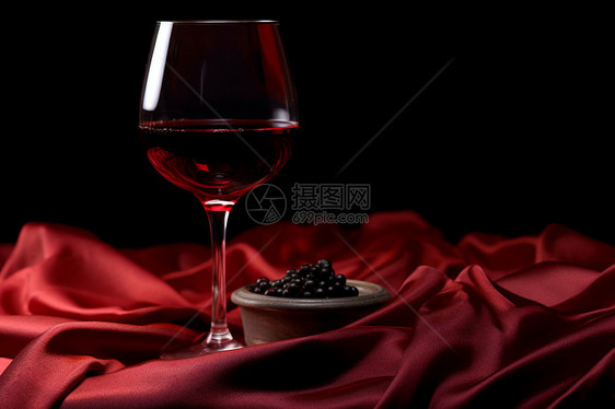 酒杯里的红酒图片