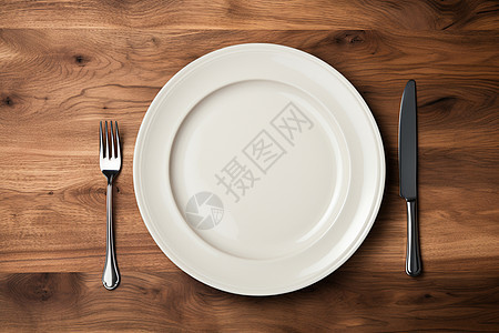 清空的白色盘子上的餐具展示图片